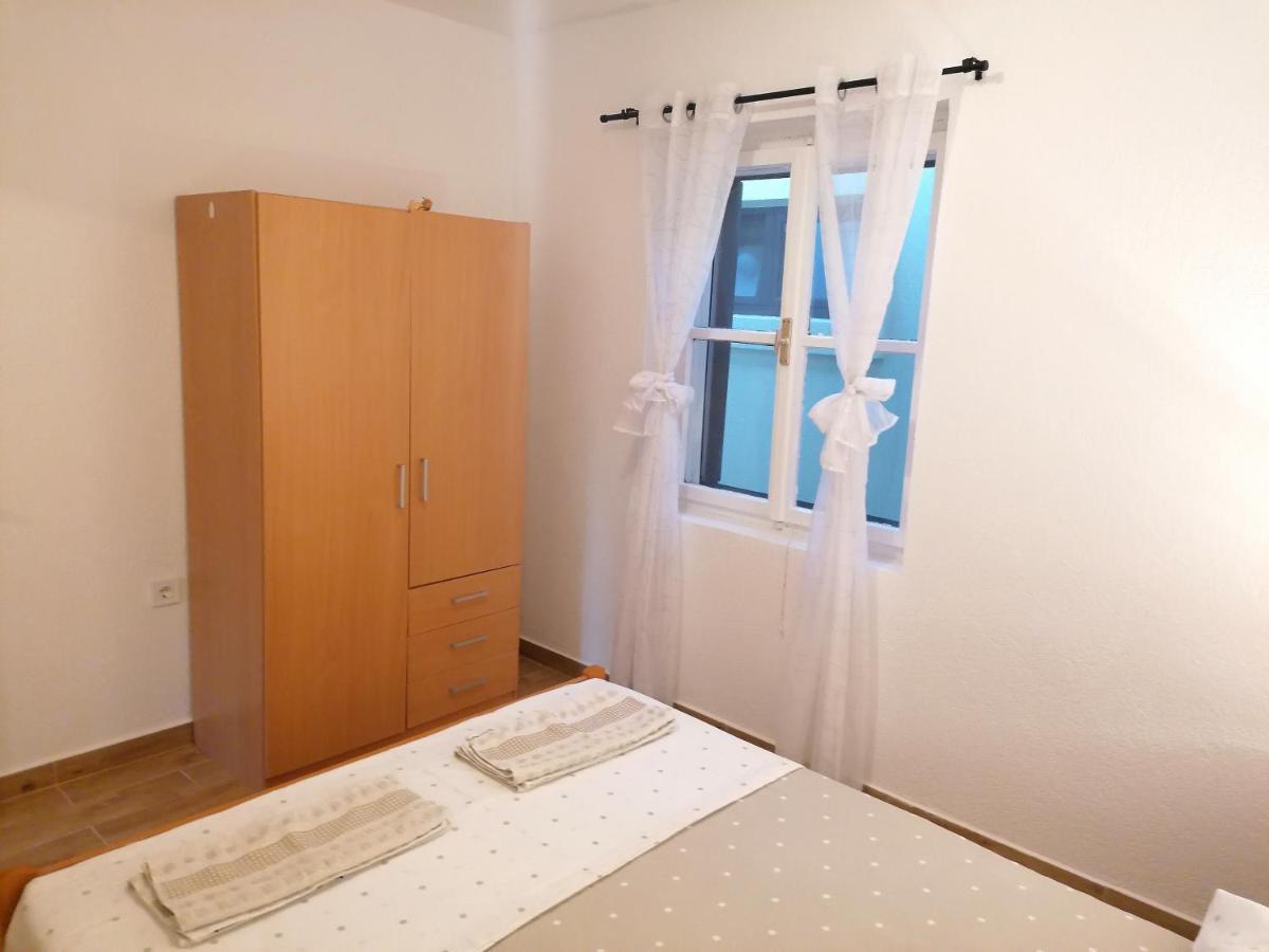 Apartments Amfora Gdinj Exterior photo